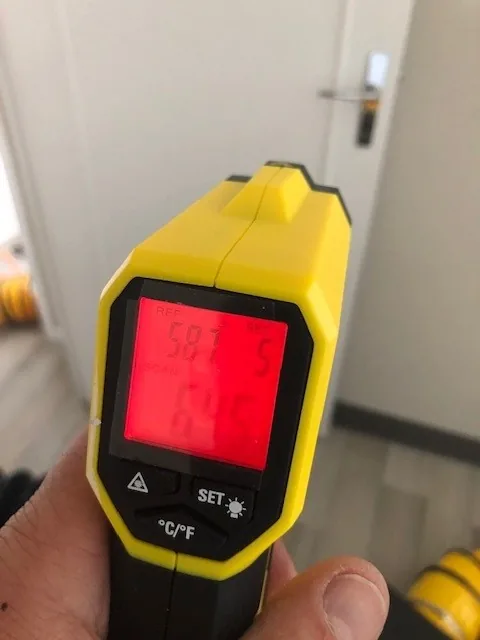 Thermomètre infrarouge affichant 58,7 °C pendant un traitement thermique